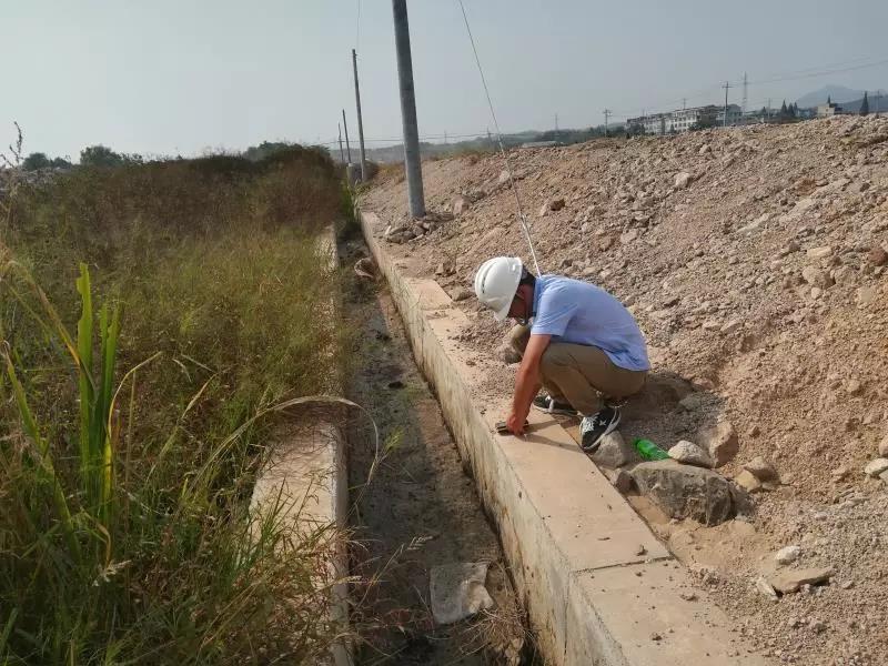 浙江中冶工作人员在施工现场进行水土保持监测